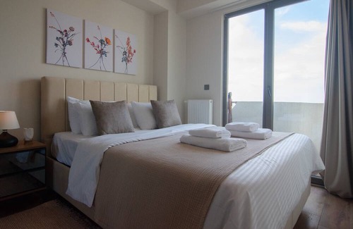 Beylikduzu Apartment | Modern Istanbul Retreat: Elegant 1+1 Apt