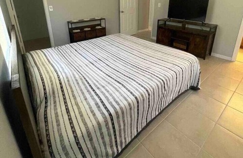Florida Ridge Apartment | 2 Bedroom 751867 by Houzlet
