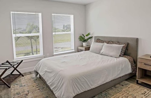 Warm Mineral Springs Apartment | 3 Bedroom 724700 by Houzlet