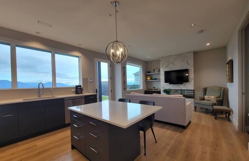 Southwest Mission House | Cozy getaway with panoramic lake view