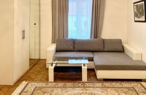 Baden Apartment | Holiday Apartment "Luxuriöses Appartment" with Mountain View & Wi-Fi