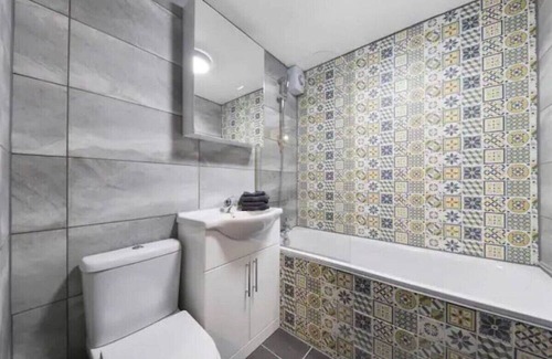 Marlborough Apartment | NEW Modern Gem Apt with Parking