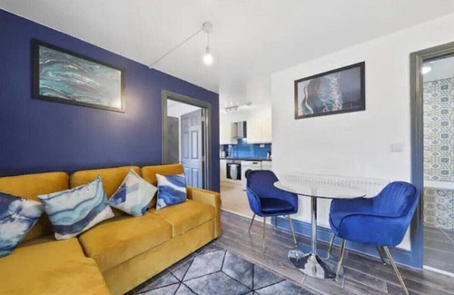 Marlborough Apartment | NEW Modern Gem Apt with Parking