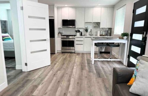 Canoga Park House | Modern fully remodeled house near Topanga Mall
