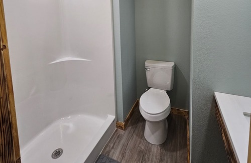 Matewan Cabin | NEW BUILD - Close to Hatfield Mccoy TRAILS - Sleeps 6 - Clay's Bear Cave