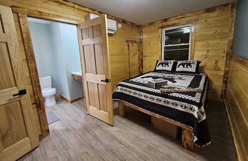 Matewan Cabin | NEW BUILD - Close to Hatfield Mccoy TRAILS - Sleeps 6 - Clay's Bear Cave