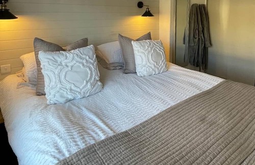 Hayfield House | Pass the Keys | The Cabin Stylish and Elegant for 4 and Furry Friends