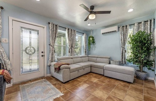 Quinlan House | Your Lakefront Retreat Awaits