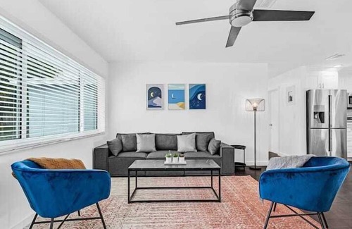 Sunset Apartment | 5 Bedroom 722398 by Houzlet
