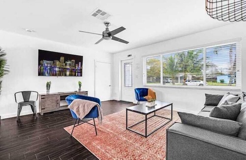 Sunset Apartment | 5 Bedroom 722398 by Houzlet