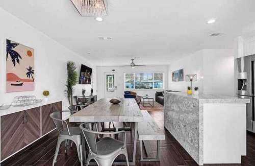 Sunset Apartment | 5 Bedroom 722398 by Houzlet