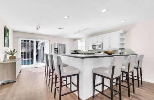 Sunset Apartment | 5 Bedroom 709602 by Houzlet