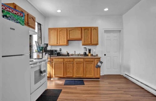 St. Paul's Park Apartment | 2nd flr Paradise downtown Allentown! Secured parking lot