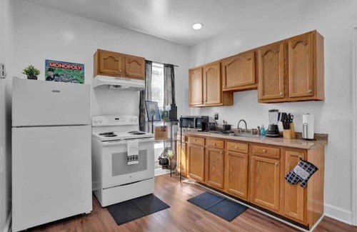 St. Paul's Park Apartment | 2nd flr Paradise downtown Allentown! Secured parking lot