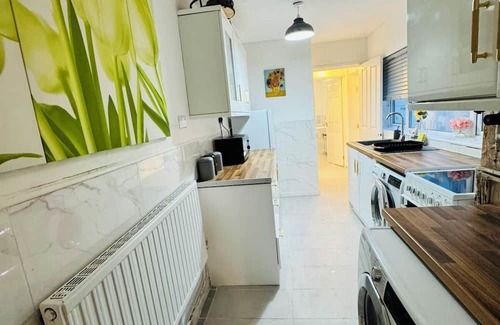 Walsall House | Walsall Comfort Home – 3-Bedroom Retreat Sleeps 6