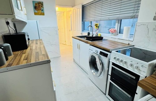 Walsall House | Walsall Comfort Home – 3-Bedroom Retreat Sleeps 6