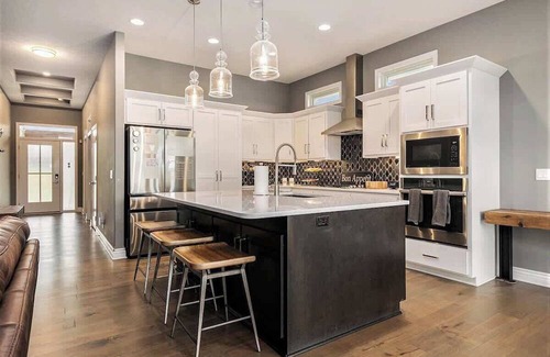 Omaha House | Modern Luxurious Living Omahas best w/King Bed