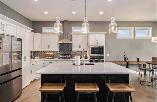 Omaha House | Modern Luxurious Living Omahas best w/King Bed