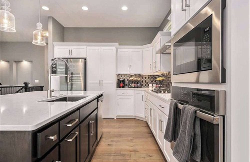 Omaha House | Modern Luxurious Living Omahas best w/King Bed