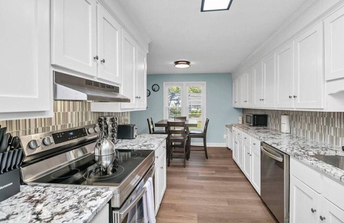 Columbia House | Family Cove | 4BR + Private Pool & Billiards