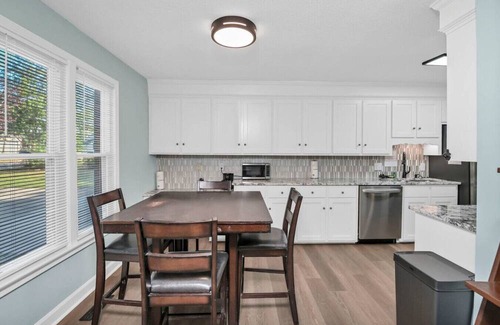 Columbia House | Family Cove | 4BR + Private Pool & Billiards