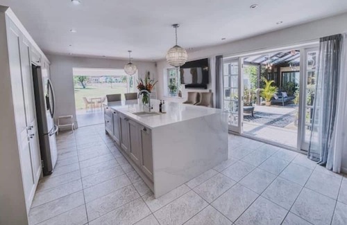 Earls Barton House | Luxury 8-Bed Country Retreat with Private Spa – Sleeps 16