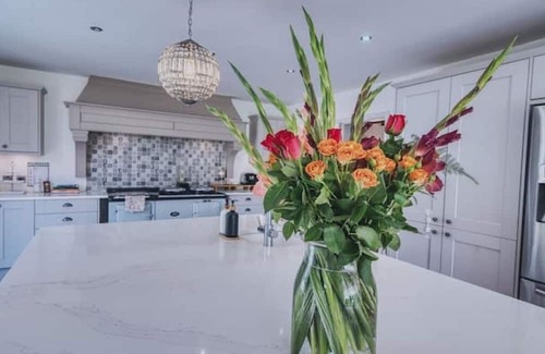 Earls Barton House | Luxury 8-Bed Country Retreat with Private Spa – Sleeps 16