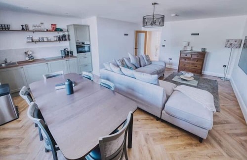 Earls Barton House | Luxury 8-Bed Country Retreat with Private Spa – Sleeps 16