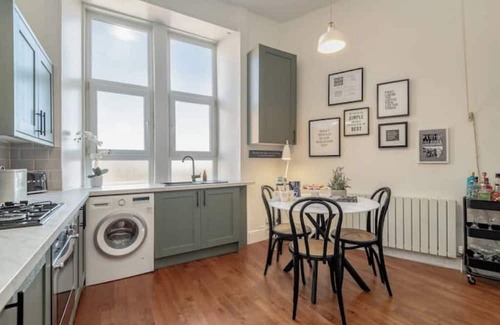Shawlands Apartment | Bright & Stylish 2-Bedroom Apartment in Shawlands, Glasgow