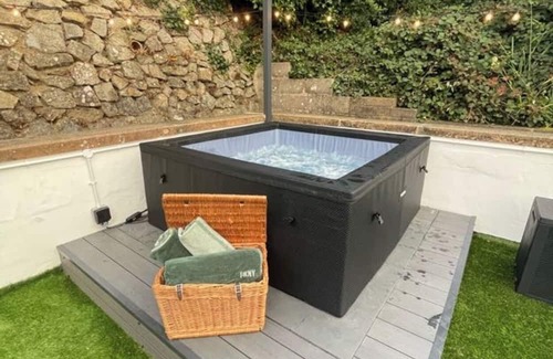 Hythe House | ELEVATED ESCAPE - 3 bedroom house with rooftop terrace,sauna,hot tub&cinema room