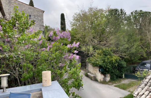 Verfeuil House | Holiday Home 'Orange - Paradis De Provence' with Mountain View, Private Terrace and Wi-Fi