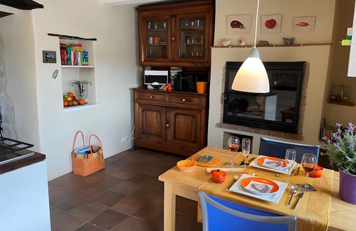 Verfeuil House | Holiday Home 'Orange - Paradis De Provence' with Mountain View, Private Terrace and Wi-Fi