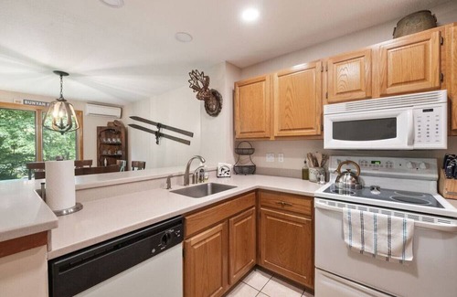 Lincoln House | Large Condo at Forest Ridge! Hot Tub*Pool*Shuttle