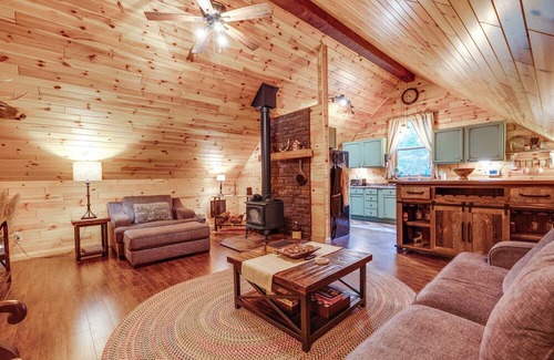 Amanda Cabin | Hot Tub Haven 10 Mi to Hocking Hills State Park!
