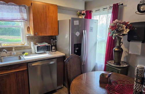 Manchester House | 3-bedroom 1 bath house in amazing Manchester with AC