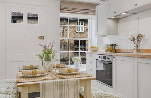 Lechlade House | BRAND NEW! Renovated cosy 2-bed cottage, parking & garden