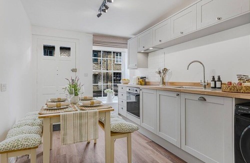Lechlade House | BRAND NEW! Renovated cosy 2-bed cottage, parking & garden