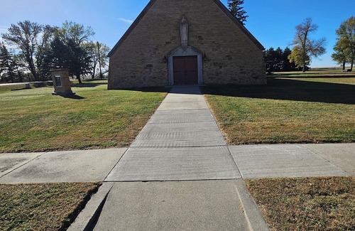 Oldham Cabin | unique 3BR lodge w/basic amenities & two RV's on 1.58 acres in beautiful Oldham