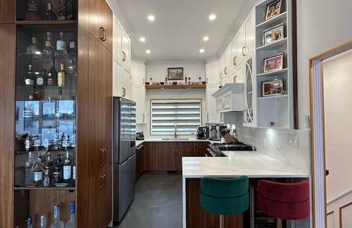 Laval House | Aqua Luxe Residence Laval