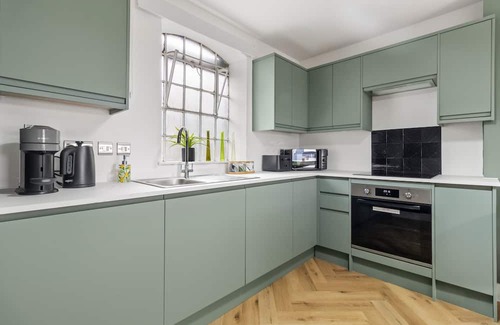 Worcester Apartment | Perry - BRAND NEW Stylish City Centre Apartment - Sleeps 4