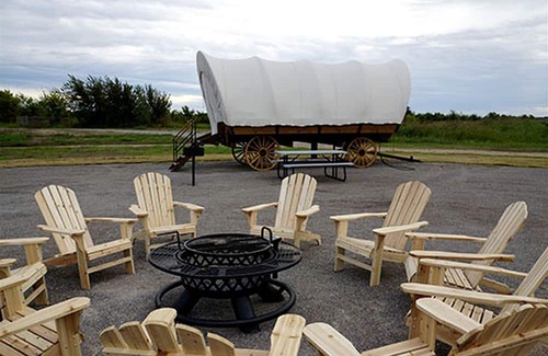 South Oklahoma City House | Gorgeous Nature Getaways in this Wonderful Covered Wagon Rental for 4 in Moore, Oklahoma