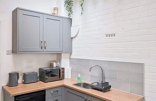 Hillsborough Apartment | Bright Stylish Apartment, 10 Mins to Peaks & City