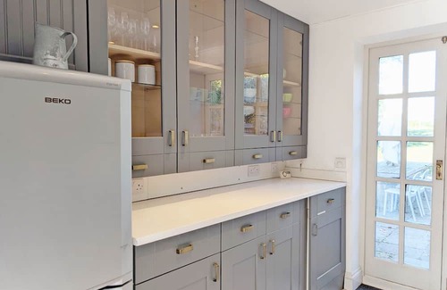 Pulborough Cottage | Courtyard Cottage, Pulborough - sleeps 5 guests in 3 bedrooms