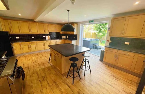 Gorleston-on-Sea House | Amber House - Stunning 8 Bedroom House