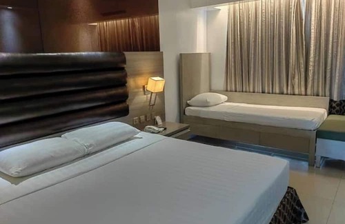 Balibago Hotel | Prime Asia Hotel Deluxe with Glass CR and Bathtub