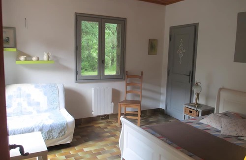 Saint-Julien-Labrousse Bed & Breakfast | Guest Room 'Room 3 – Coquelicot' with Shared Pool, Communal Terrace and Wi-Fi