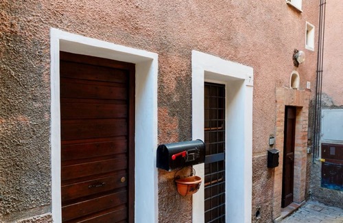Bagnaia Apartment | Comfortable apartment of approximately 45 square meters, perfect for a stay of two, located on the ground floor of a period building (accessible via a few steps).The property is located in Bagnaia, a quiet hamlet a few kilometers from Perugia, surrounded