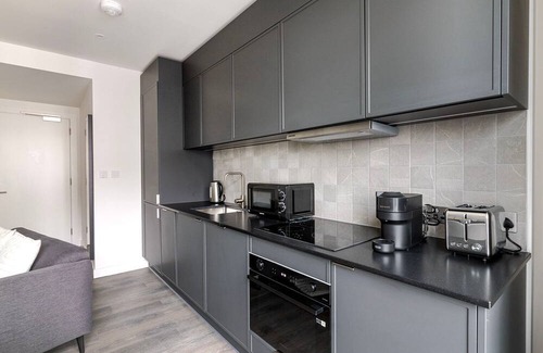 Stratford and New Town Apartment | Blueground | Stratford, pool, nr Queen Elizabeth Park
