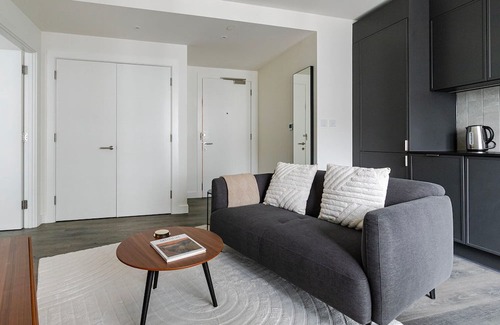 Stratford and New Town Apartment | Blueground | Stratford, pool, nr Queen Elizabeth Park