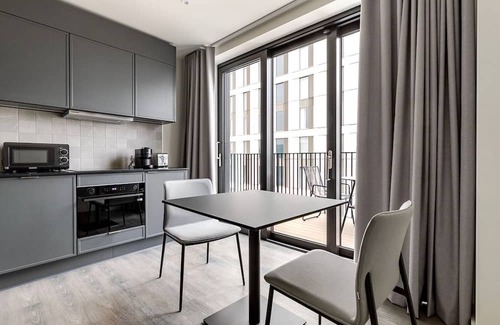 Stratford and New Town Apartment | Blueground | Stratford, pool, nr Queen Elizabeth Park